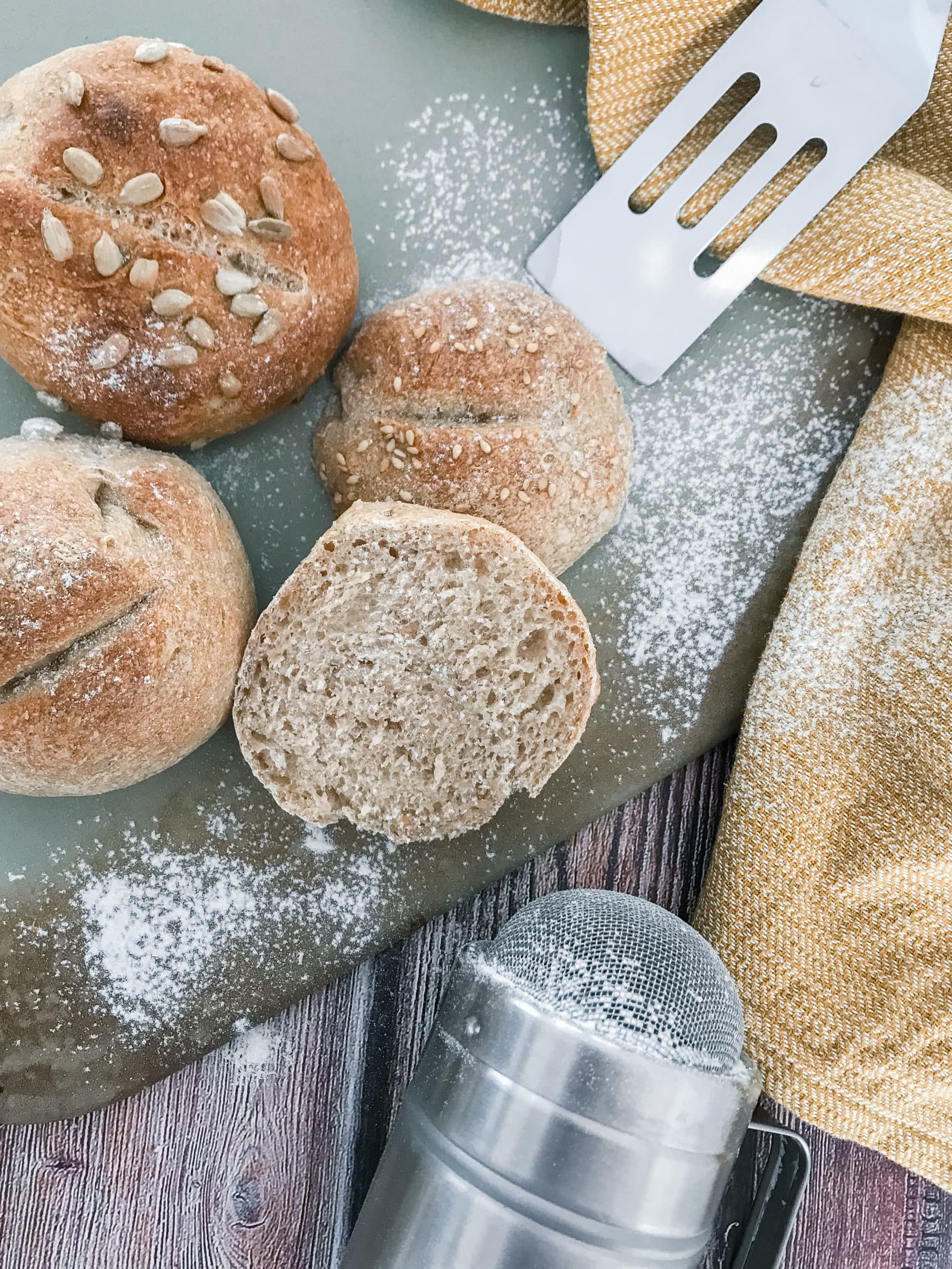 Knusprige Dinkel-Buttermilch-Brötchen - ines-kocht.de