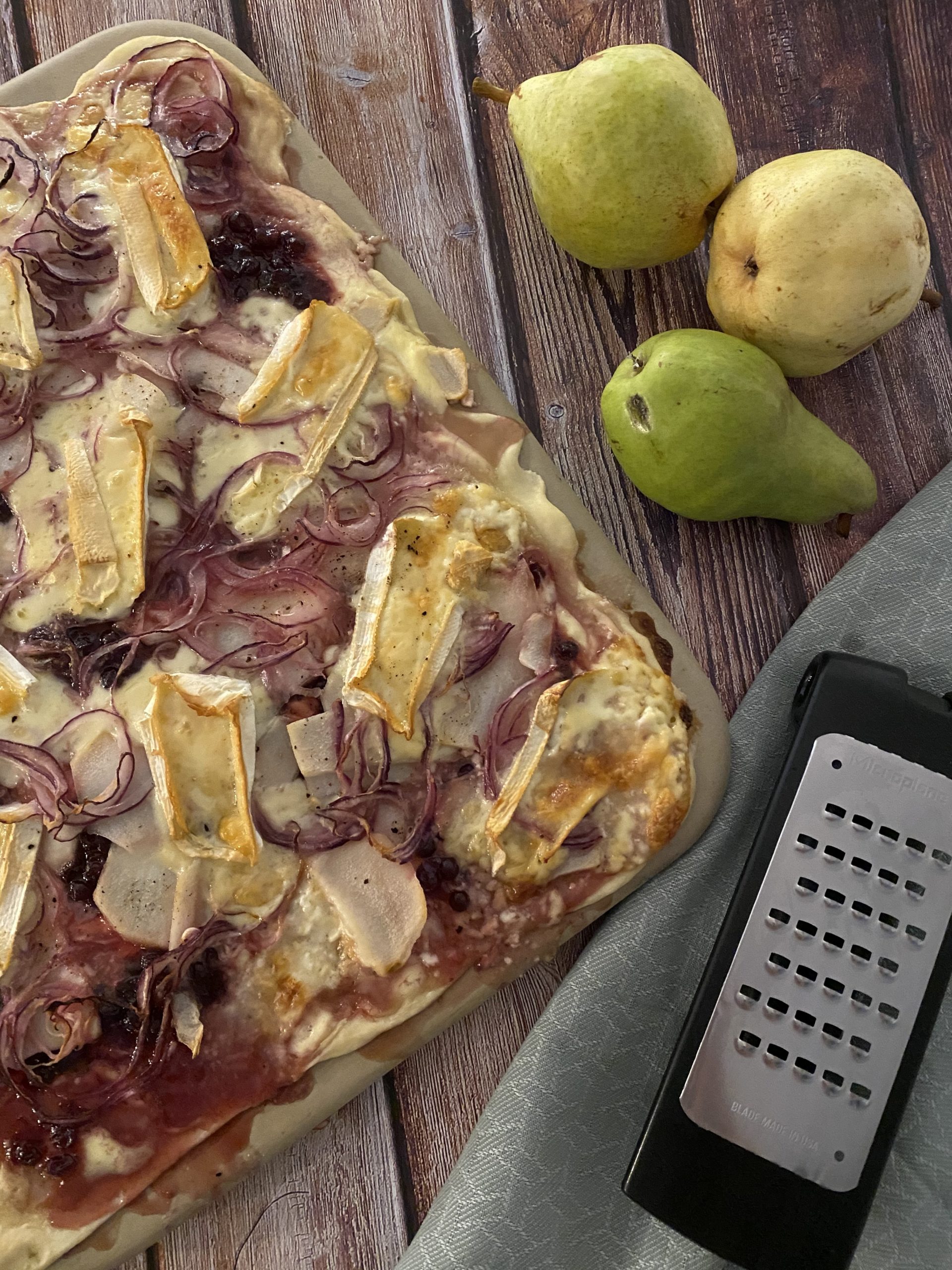 Flammkuchen mit Preiselbeeren, Birne und Camembert - ines-kocht.de