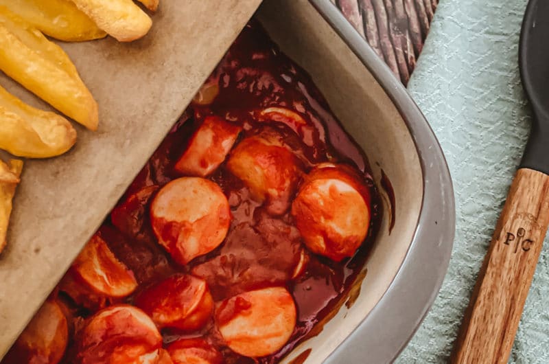 Currywurst mit knusprigen Pommes aus dem Grundset