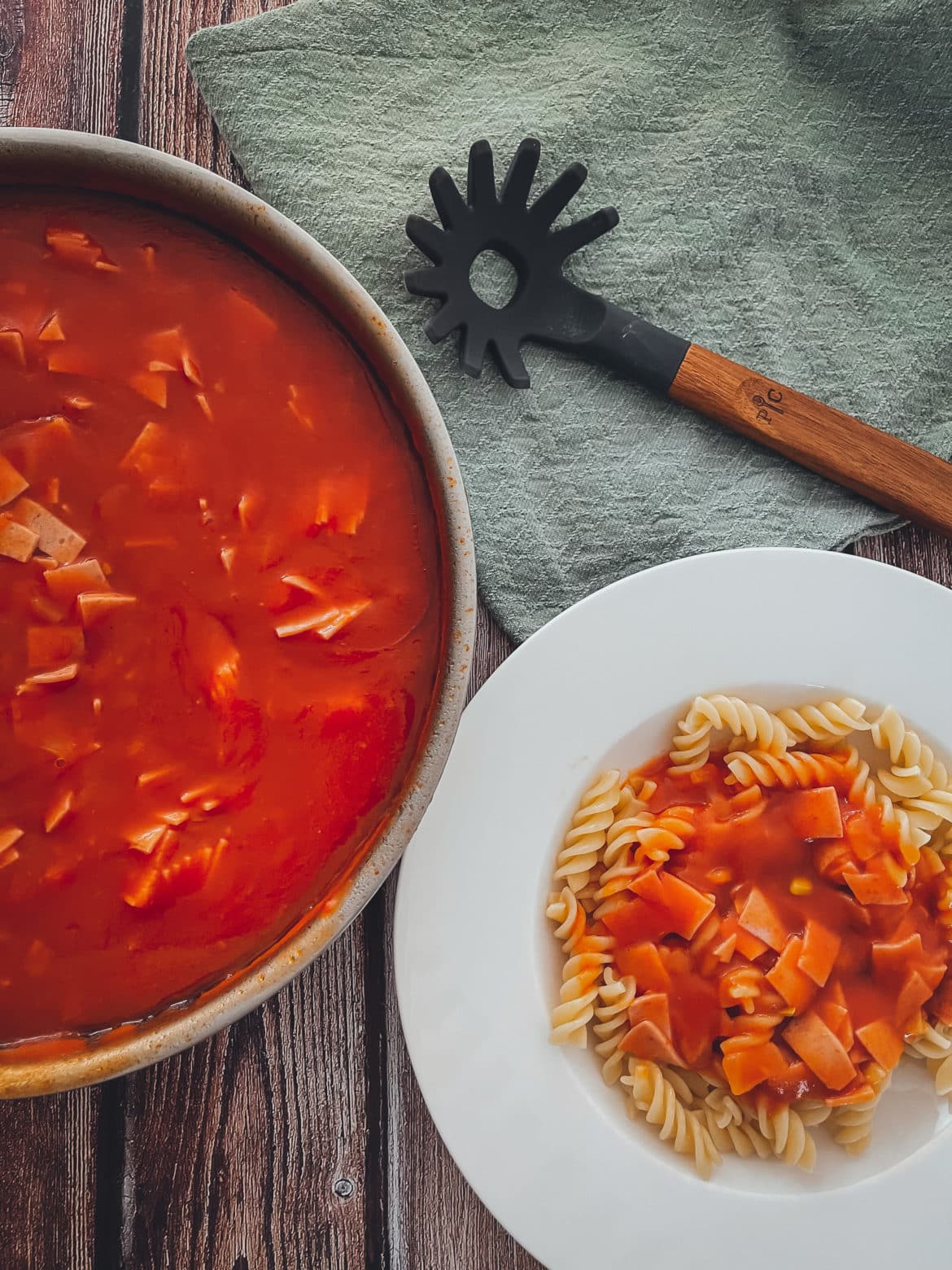 ines-kocht-Tomatensauce-aus-der-Edelstahlpfanne