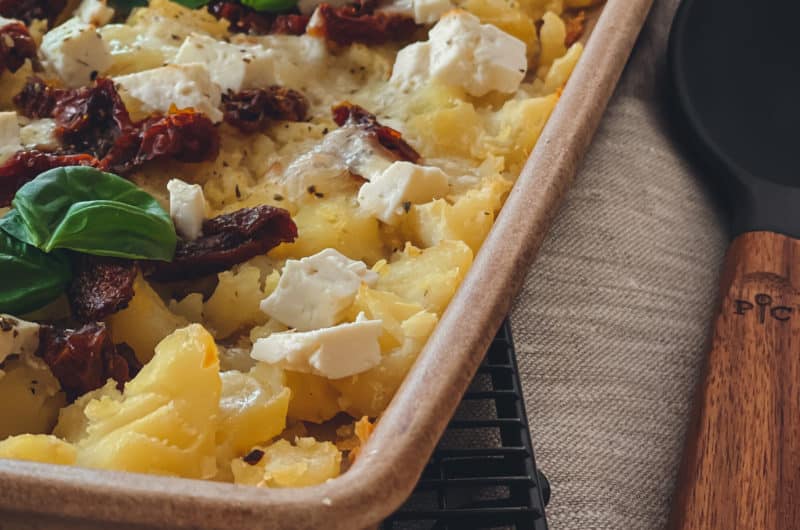 Gequetschte Ofenkartoffeln mit Käse und Tomaten